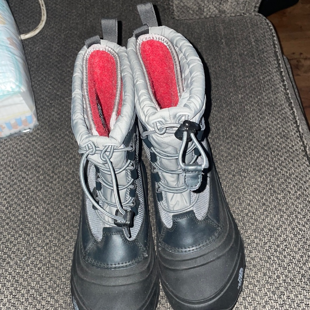 North face snow boots Size US 6